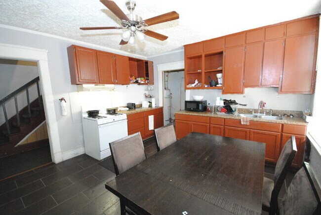 Building Photo - Rooms Available For Rent