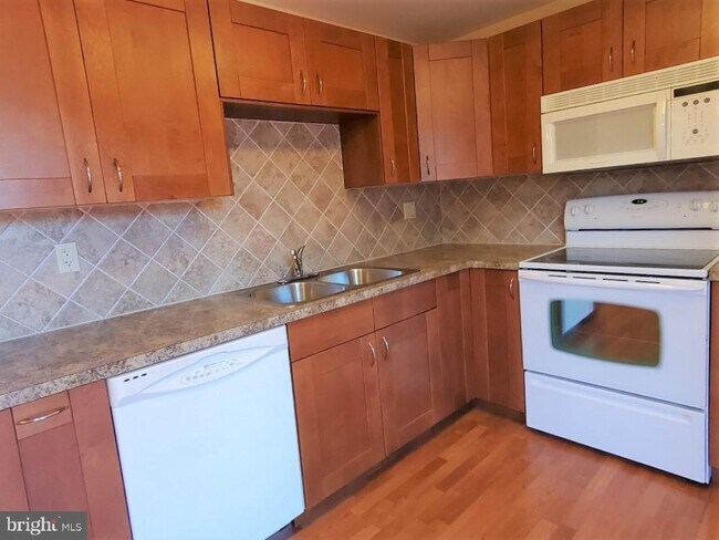 Building Photo - 2 Guinevere Ct