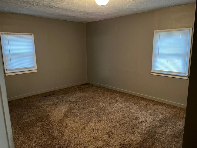 Foto del edificio - 3BR House | Garage + W/D Included | Large Yard | Pets Welcome | Chanute KS | Available April 8