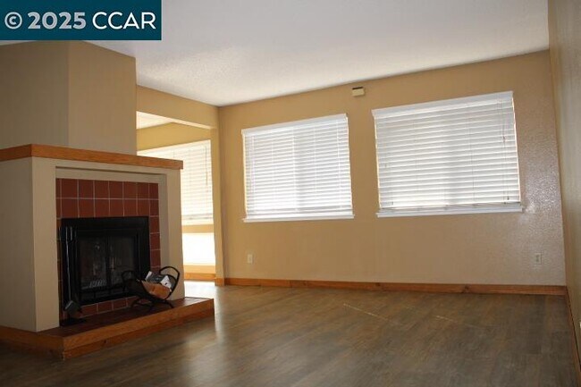 Foto del edificio - 1000 Evergreen Ter