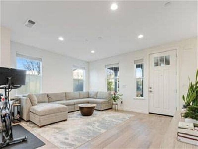 Foto del edificio - Beautiful, light filled home with EV charger, cozy backyard, very convenient SWSR location