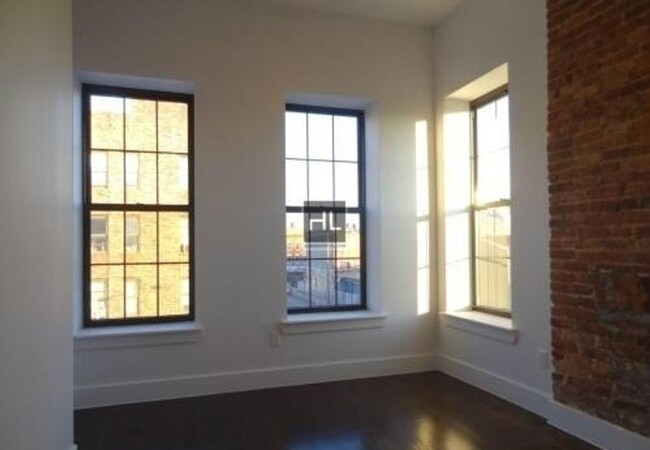 Foto del edificio - CENTRAL AVENUE / Spacious Bushwick 4 Bed 2...