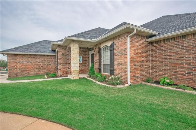 Foto del edificio - FOR LEASE IN EDMOND! LOCATED IN THE GATED ...