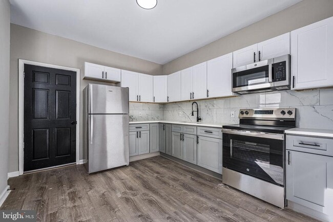 Building Photo - 1402 W 3rd St