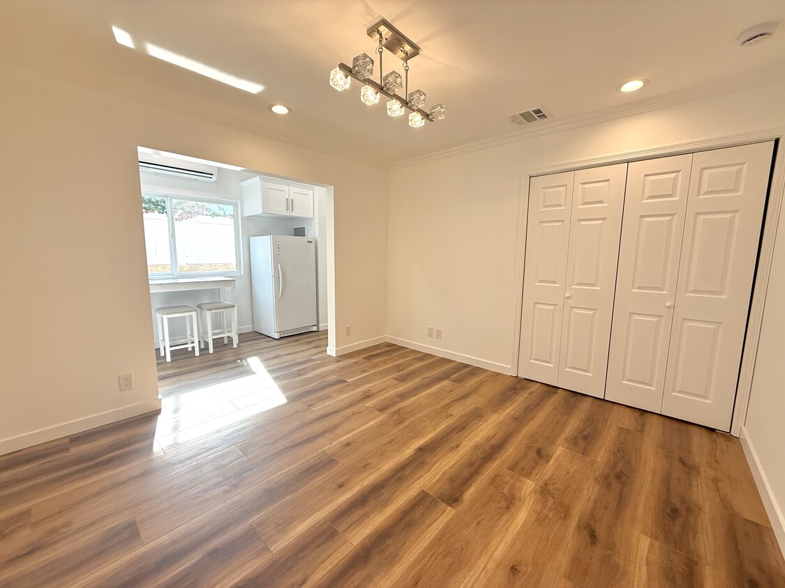 Primary suite - 4615 Saloma Ave