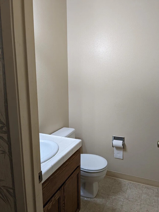 1/2 bathroom - 1533 N 1st St