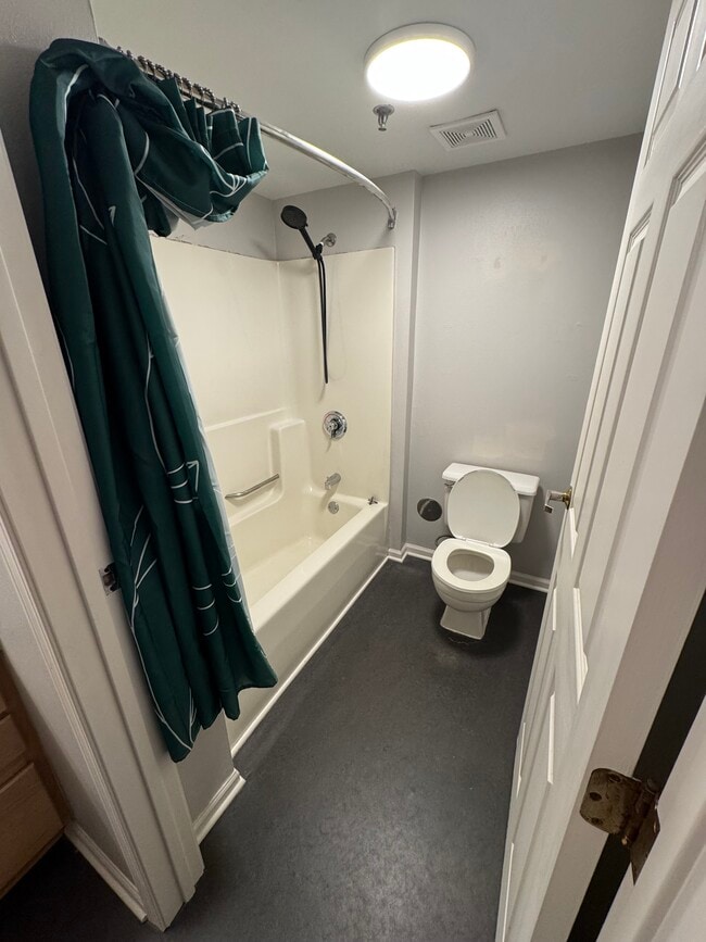 Tub/Shower - 270 E Highland Ave