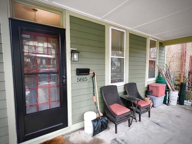 Foto del edificio - 5815-17 Holden St