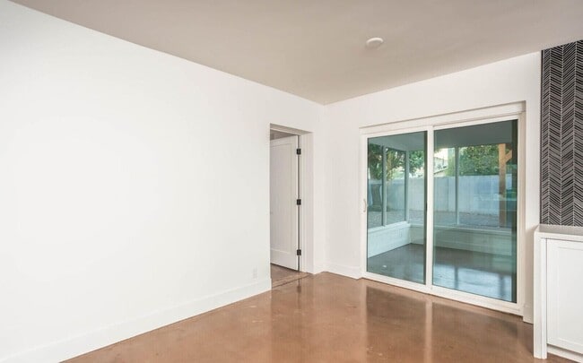 Building Photo - JUST REDUCED + FREE JUNE RENT!