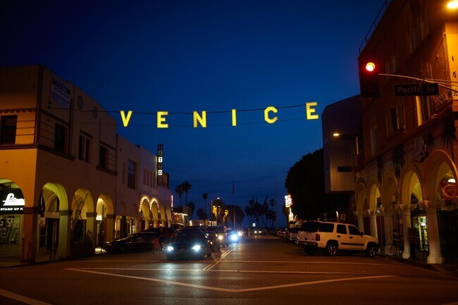 Building Photo - 108 Breeze Ave