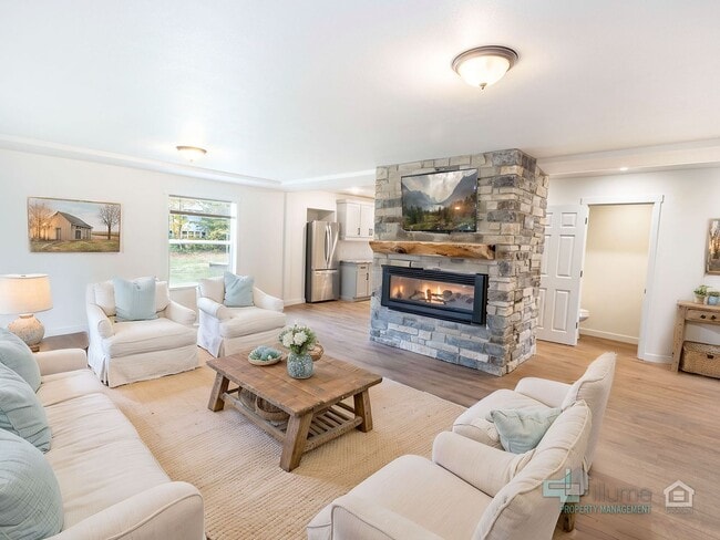 Building Photo - Beautifully Renovated furnished 3-Bedroom ...