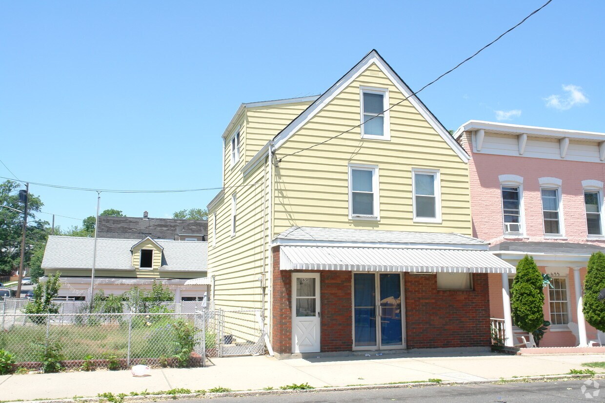 Primary Photo - 651 Penn St