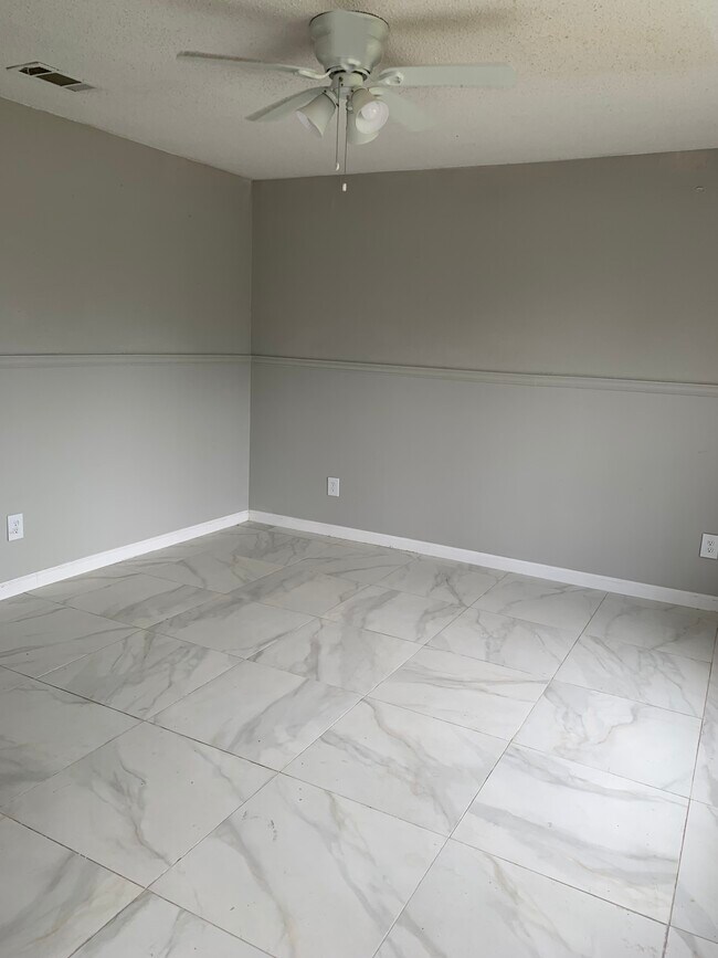 Building Photo - 1703 S Tallowood Dr