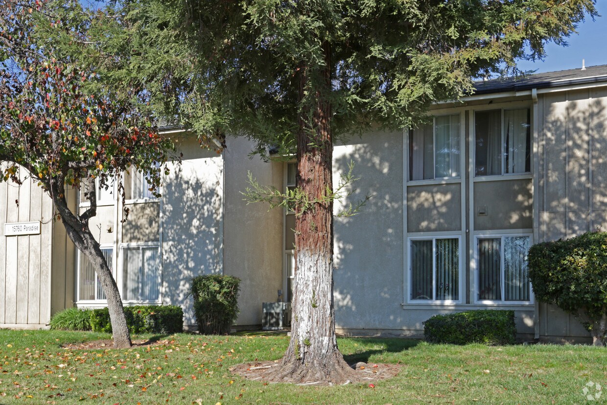 Building Photo - Oakwood Apartments II