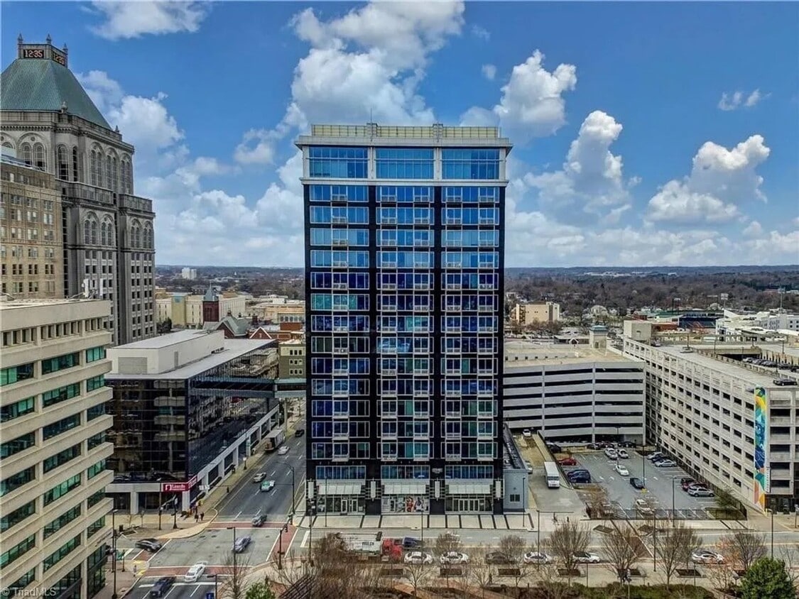 Foto principal - Downtown Greensboro High-Rise Luxury 1 bed...