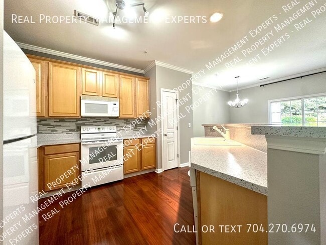 Building Photo - Beautiful 3BR/2.5BA Townhouse in Villages ...