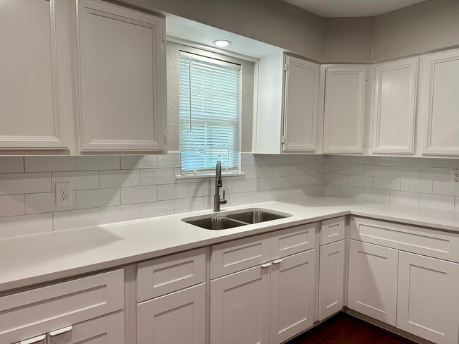 Building Photo - 1810 Edgewood St