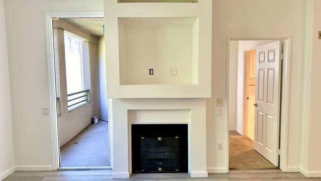 Building Photo - Bright + Spacious First-Floor Condo in Par...