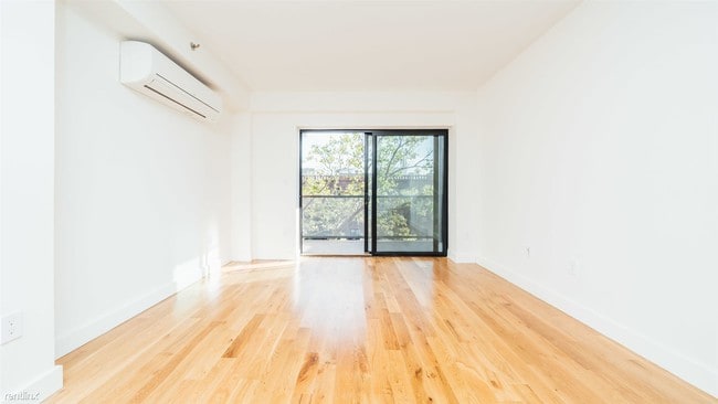 Building Photo - 520 Parkside Ave