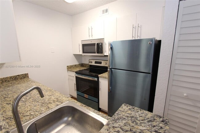 Building Photo - 2881 N Oakland Forest Dr