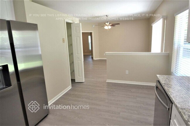 Foto del edificio - 657 Silver Birch Pl