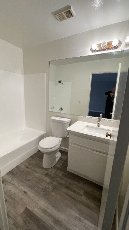 Foto del edificio - 7044 Hawthorn Ave