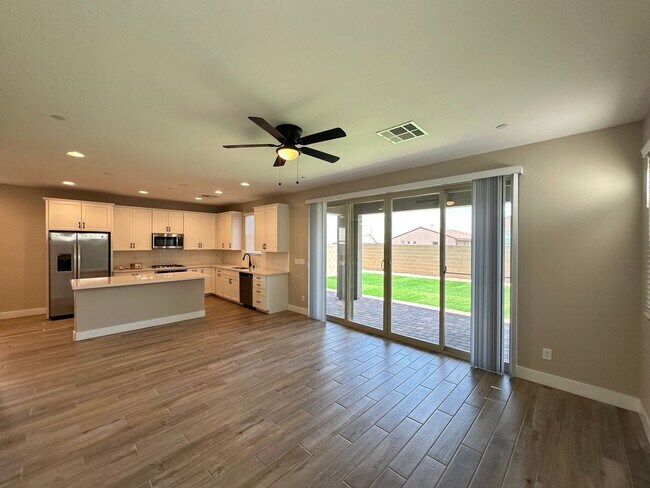 Building Photo - Summerlin & Falcon