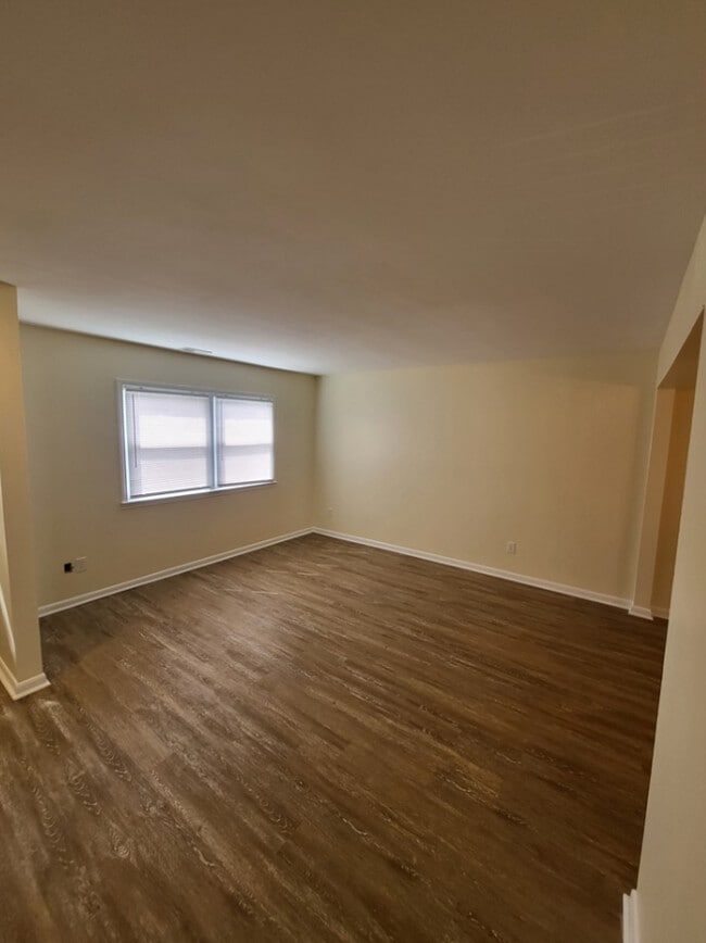 Building Photo - 423 Burr Oak Ct