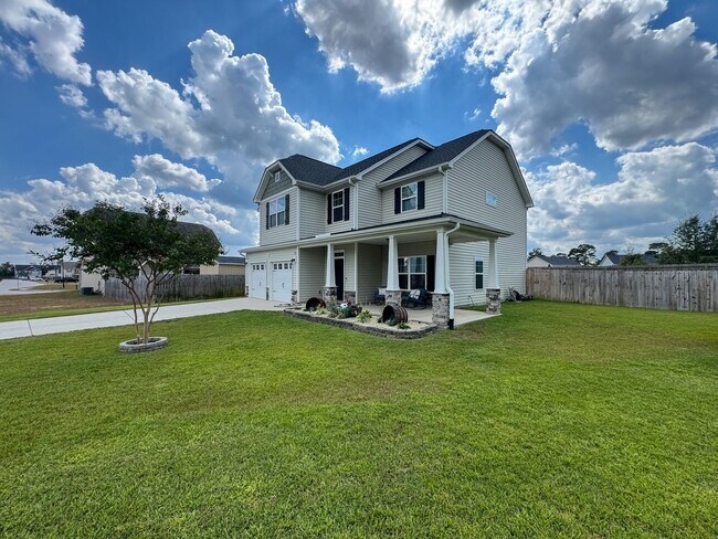 Building Photo - Gorgeous 4 Bed 2.5 Bath Home with Fenced Backyard