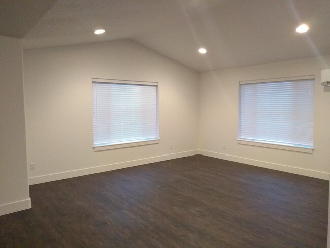 Foto del edificio - 4896 Crater Ave N