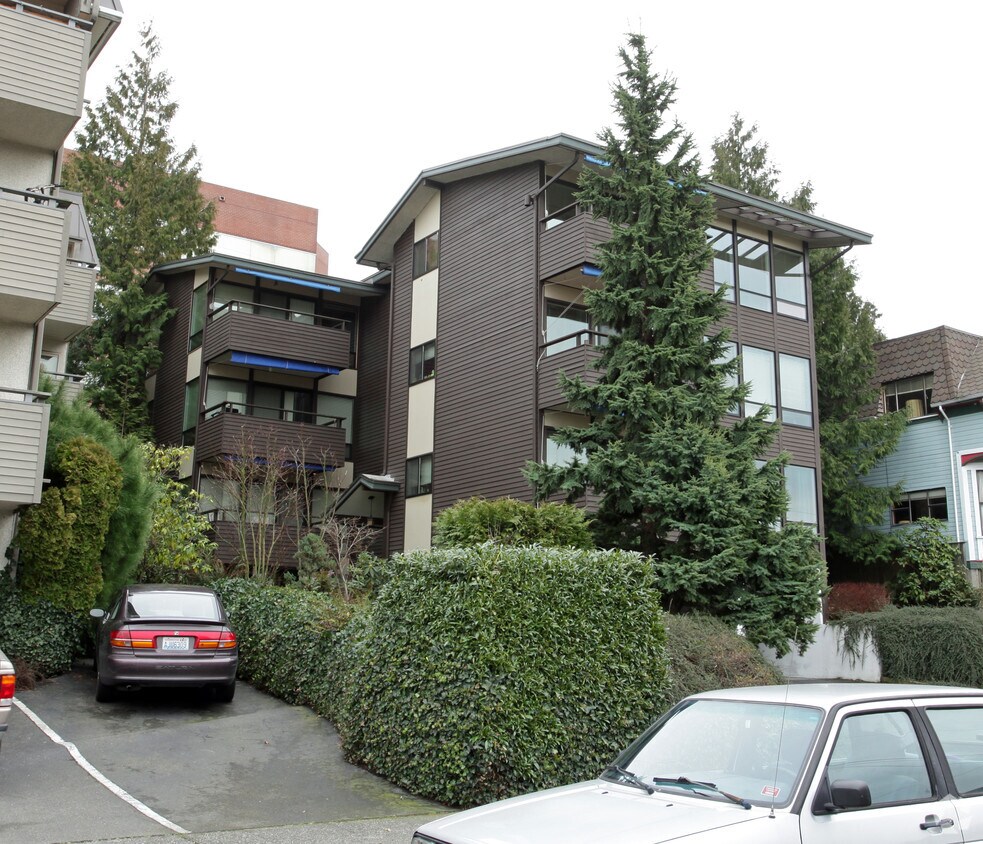 Building Photo - Royale Apartments