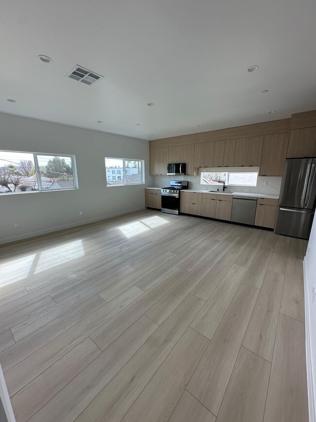 Foto del edificio - 6406 Riverton Ave