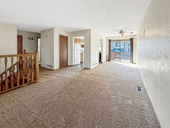 Foto del edificio - $0 DEPOSIT OPTION. CENTRALLY LOCATED 4 BEDROOM SPLIT LEVEL HOME IN WESTMINSTER!