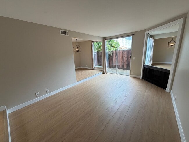 Foto del edificio - 2 BED 1.5 BATH CONDO IN WALNUT CREEK