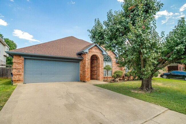 Building Photo - Freshly Remodeled 3 Bedroom, 2 Bath Home Awaiting New Tenants- FWISD- 76133
