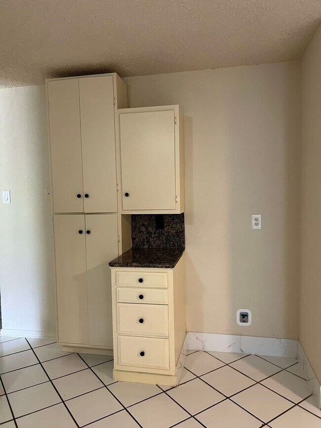 Building Photo - Beautiful 3 Bedroom 2 Bathroom in Plano!
