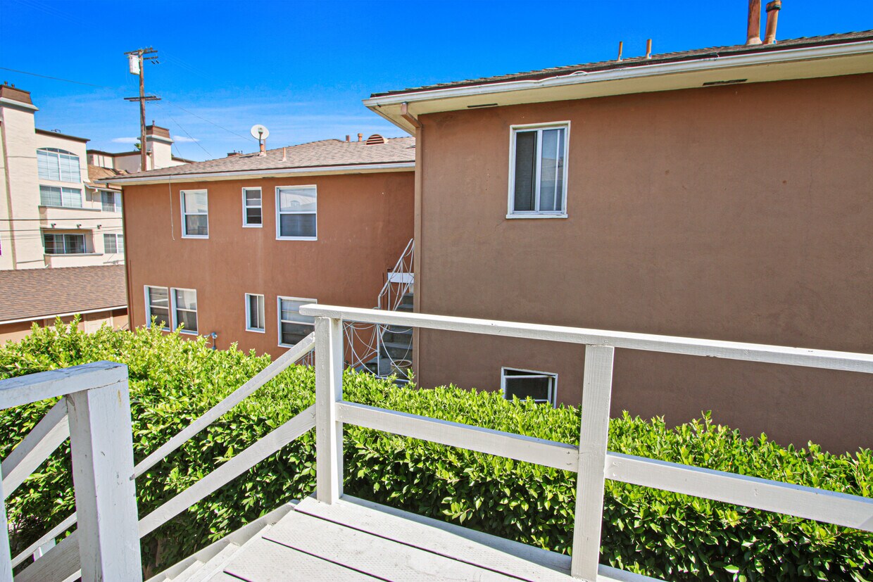 Foto del edificio - 7119 Kittyhawk Ave