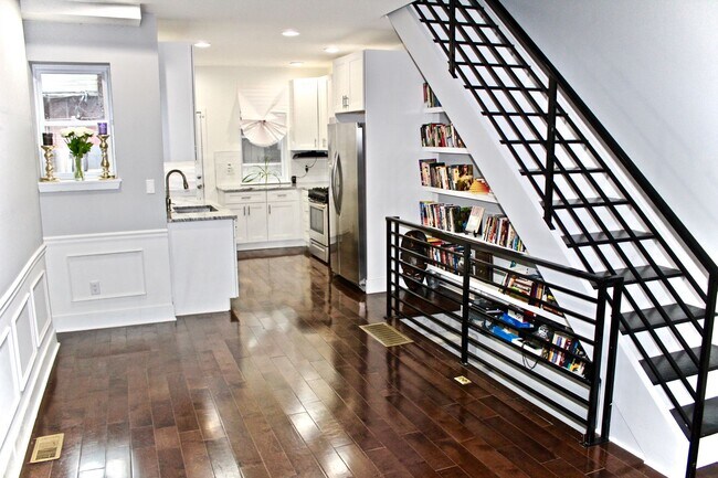 Foto del edificio - Gorgeous 2-Bedroom Townhome with Finished ...