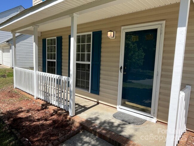 Foto del edificio - 5637 Hedgecrest Pl