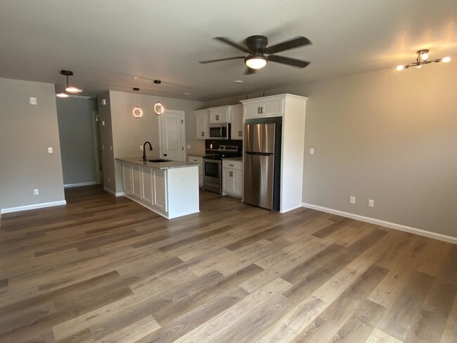 Building Photo - 207 E 3rd St