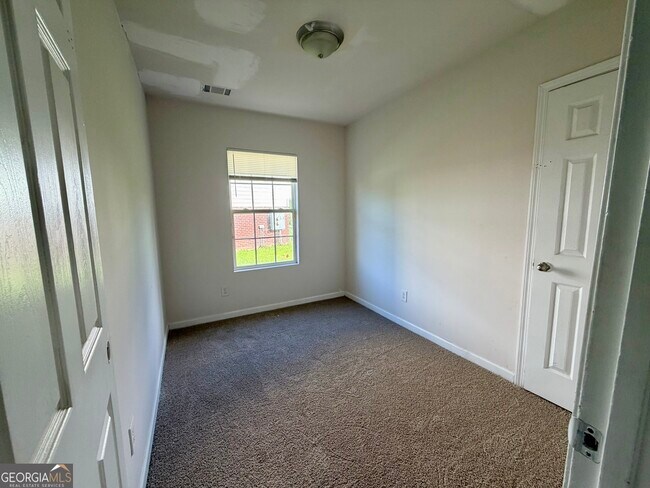 Foto del edificio - 729 Wheel House Ln