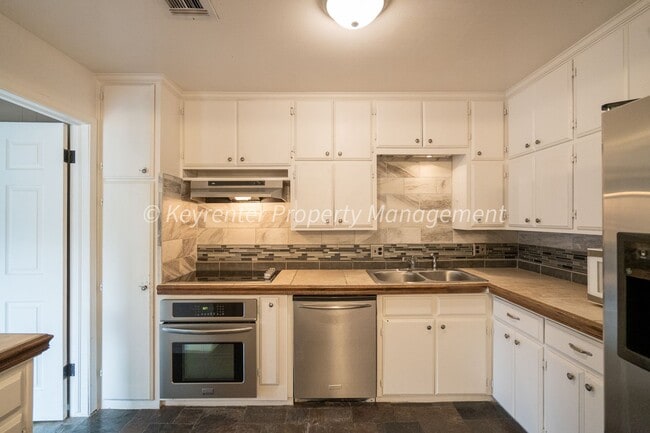 Photo - Wonderful 3BD/2BD Home minutes away from Quail Springs Mall & Chisholm Creek.