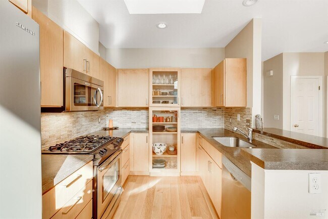 Building Photo - 37 Ross Ave