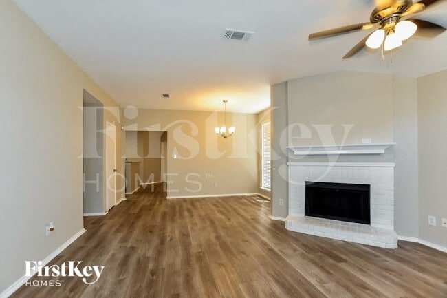 Foto del edificio - 1519 Cedarcrest Cir