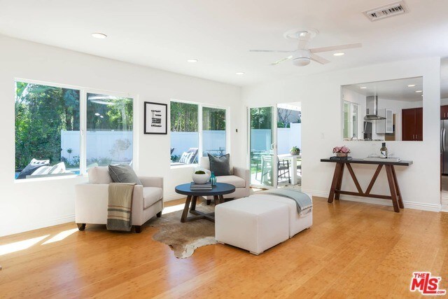Foto del edificio - 3640 Wrightwood Dr