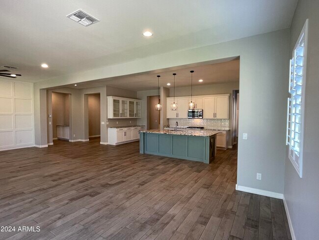 Building Photo - 22834 Silver Crk Ln
