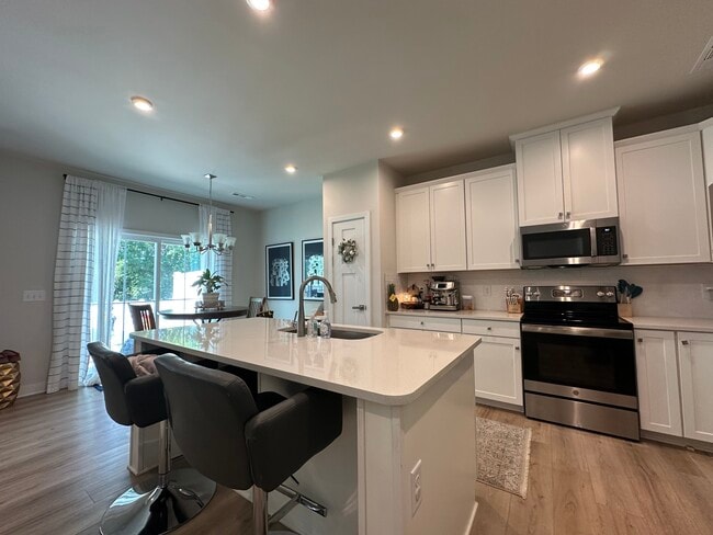 Building Photo - 1349 Crescent Ridge Dr