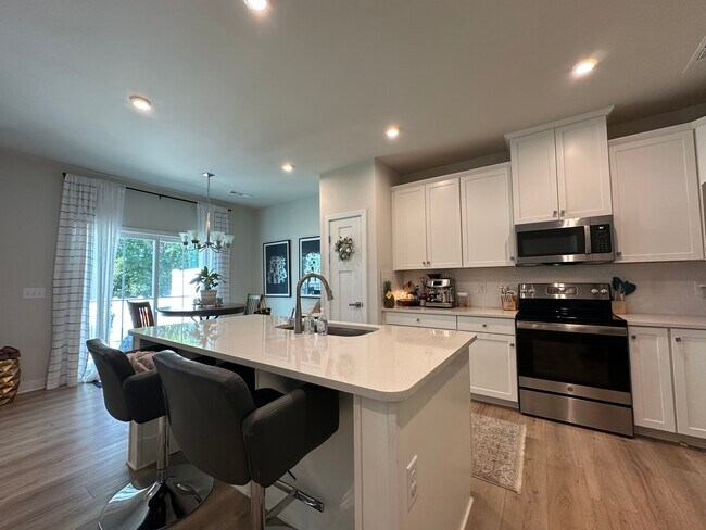 Foto del edificio - 1349 Crescent Ridge Dr