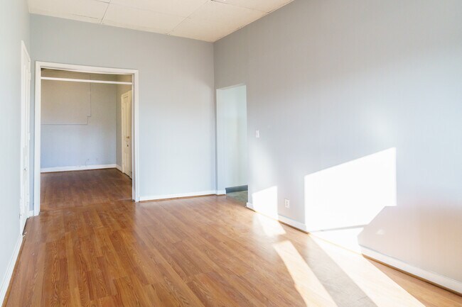 Foto del edificio - 614-626 W Lake St