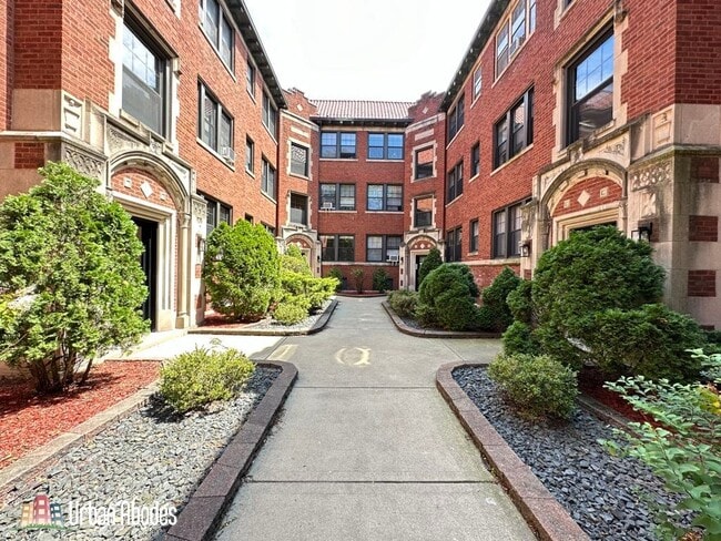 Building Photo - 1133 Oak Ave